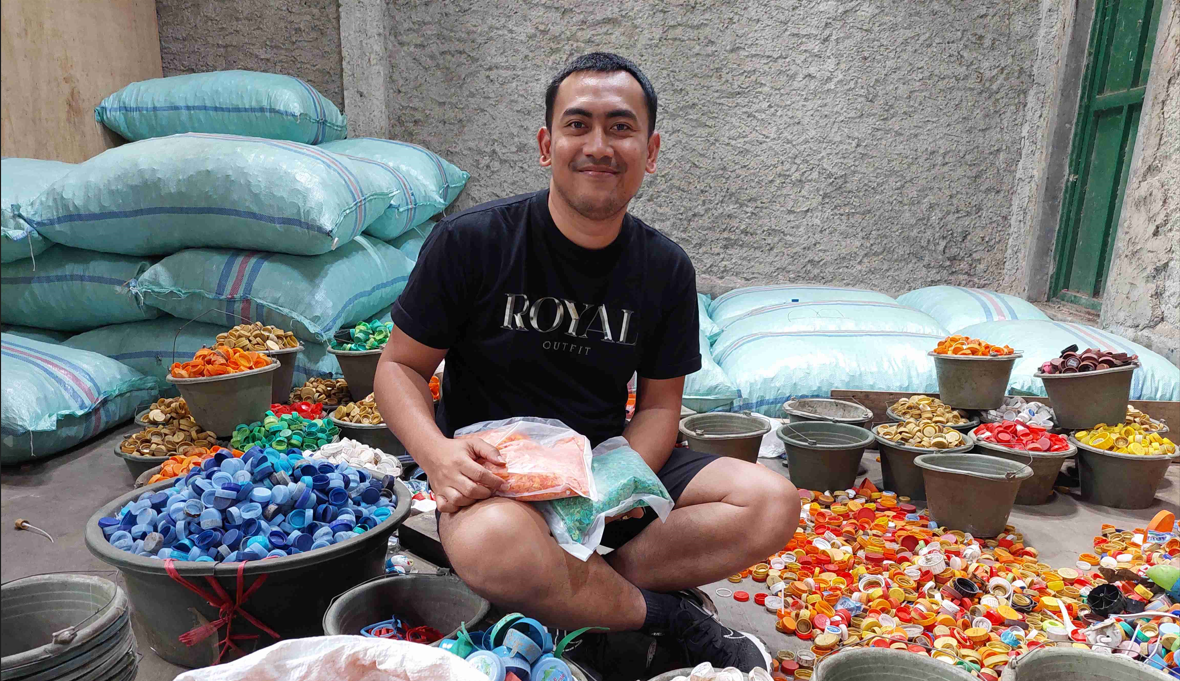 Robi Ramadan, Dari Sampah Tutup Botol Plastik Hasilkan Omset Ratusan Juta