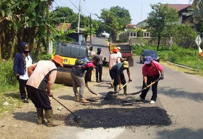 Sepanjang 109 Kilometer Jalan di Purwakarta Rusak. Kepala Dinas (PUTR): Masyarakat Tolong Sabar!