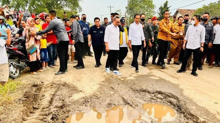 Nemu Jalan Rusak di Purwakarta? Hayu Atuh Bisa Langsung Lapor di Akun Instagram Presiden Jokowi! 