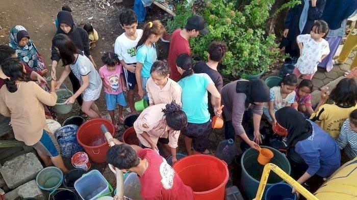 Seminggu Lebih Pipa Rusak, Warga Keluhkan Susah Air Bersih. PDAM: Perbaikan Dilakukan Hingga Malam!