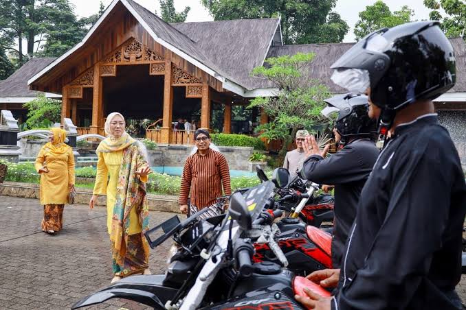 Asik, Sejumlah Kepala Sekolah di Daerah Terpencil Purwakarta Dapat Motor Trail Hingga Bus Sekolah!