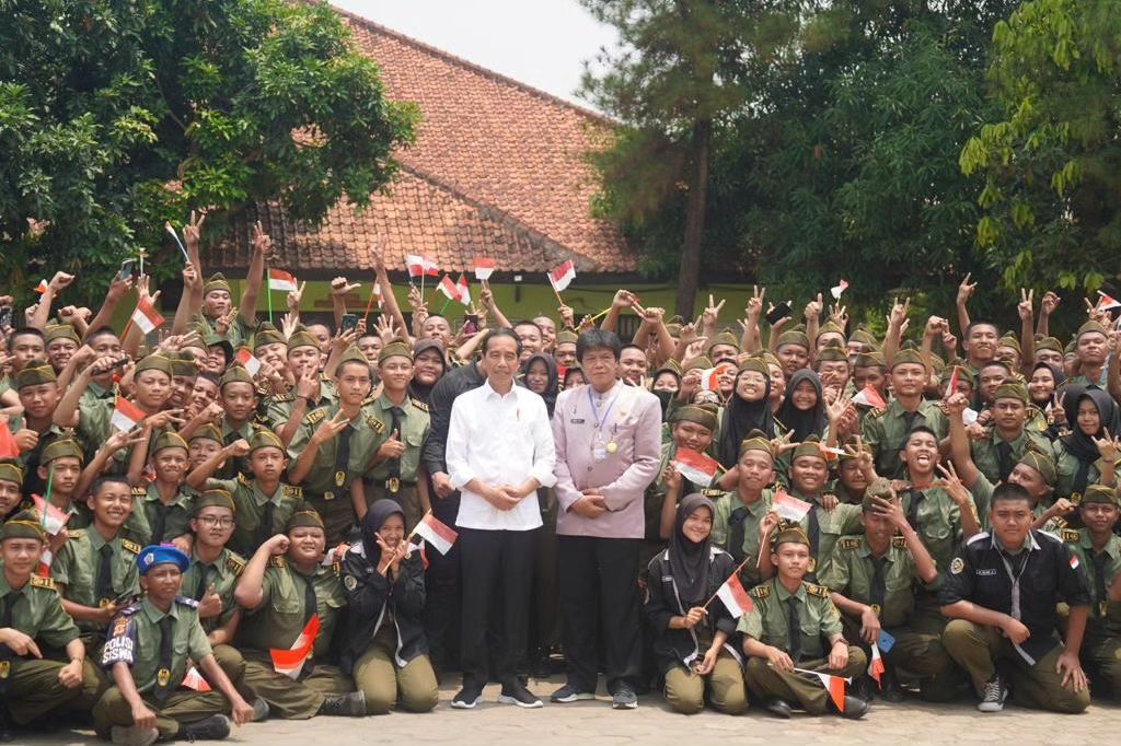 Meni Seru, Moment Syahdu Presiden Jokowi di SMKN 1 Purwakarta. Ada yang Dapet Sepeda?