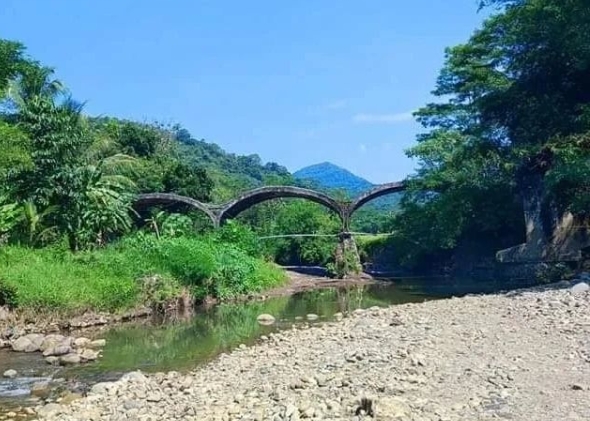 Meni Sedih, Siswa di Sukasari Gunakan Jembatan Bambu Buat Nyebrang ke Sekolah. Proyek Jembatan Utama Mangkrak Sejak Tahun 2008.