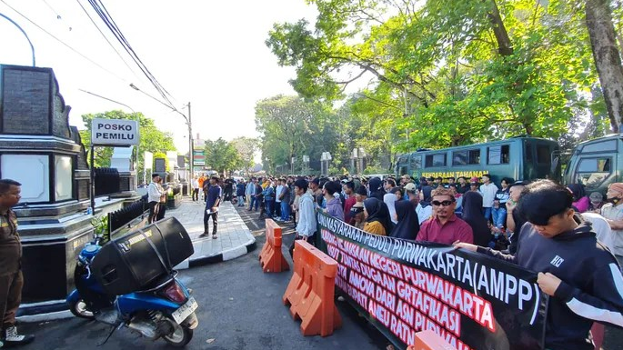 Ratusan Masyarakat Purwakarta Gelar Aksi Moral di Kejari, Dukung Tuntaskan Dugaan Kasus Gratifikasi Mobil. Menurut Netizen? 