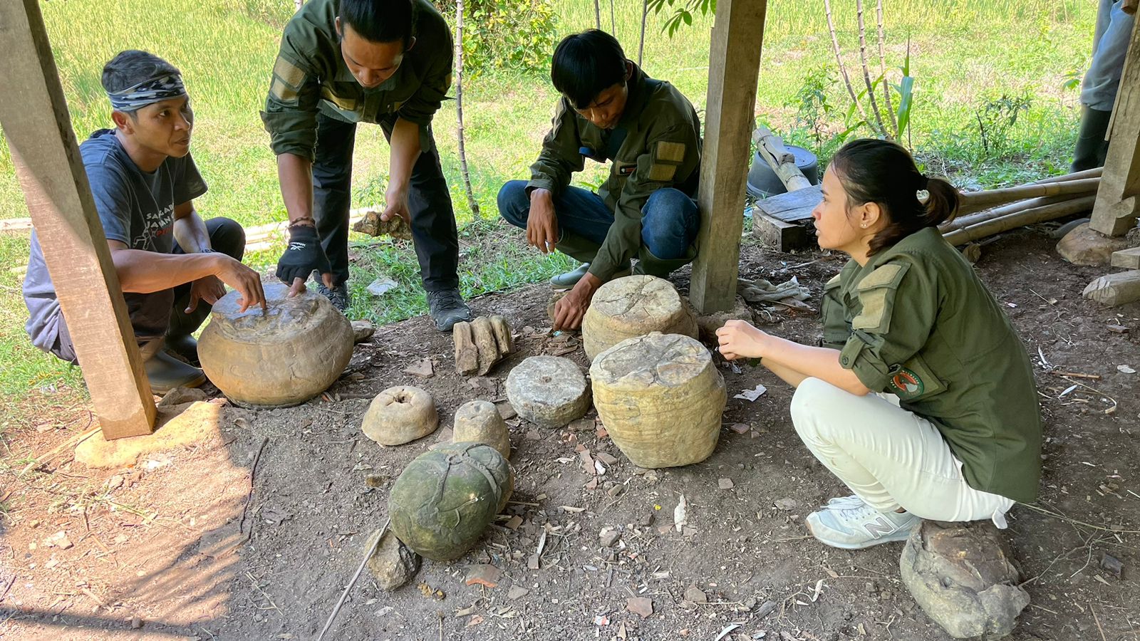 Bukan Temuan Hayati, Tim Ekspedisi Owa Jawa Malah Menemukan Batuan Unik Diduga Artefak Kuno Guys. Cekidot Atuh!