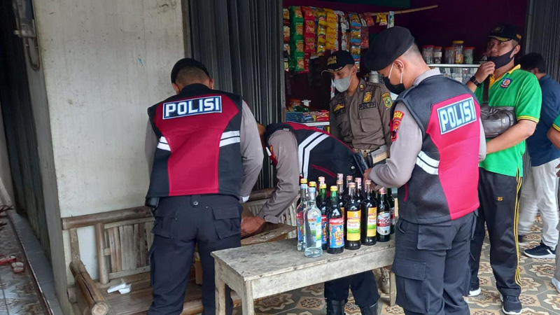  Guna Antisipasi Tindak Kriminal Jelang Perayaan Nataru 2025, Polres Purwakarta Gelar Razia Miras di Tukang Jamu