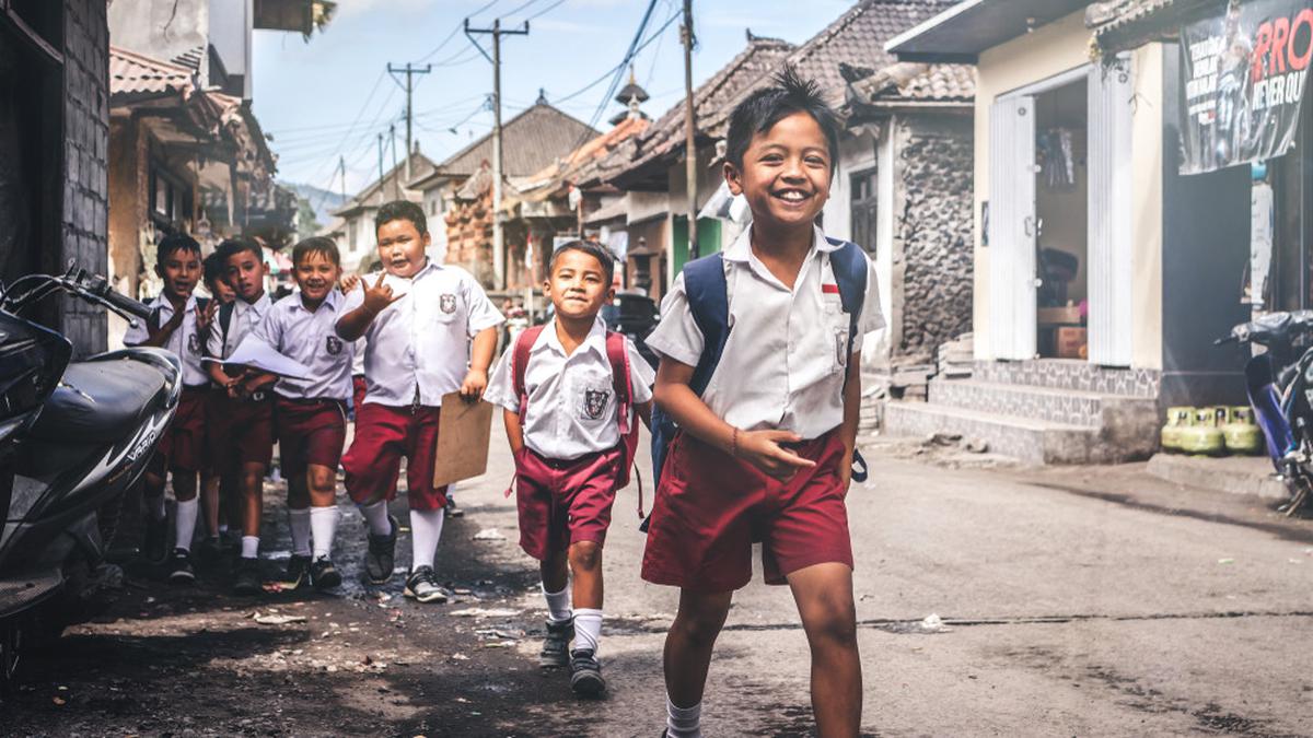 Gubernur Jabar Bakal Buat Aturan Baru, Siswa Harus Berjalan Kaki ke Sekolah hingga Orang Tua Tidak Boleh Menunggu di Depan Gerbang. Setujukah? 