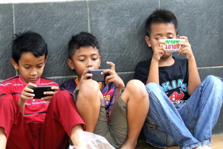 Bewara Guys, Pemkab Purwakarta Resmikan Aturan Pelajar Dilarang Gunakan Handphone di Sekolah dan Rumah. Kangbro & Tehsist Setujukah? 