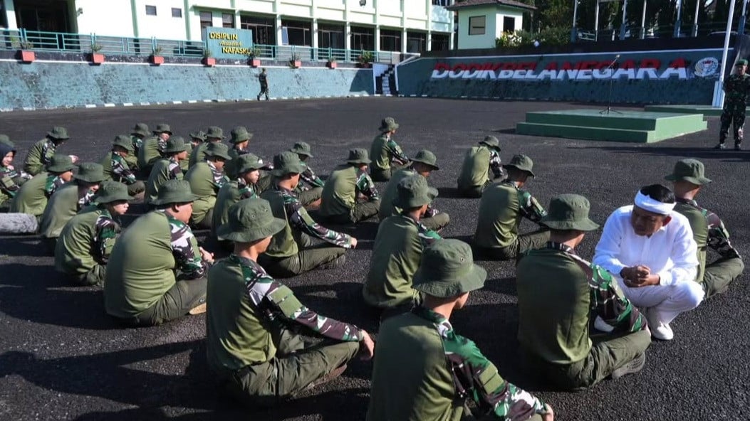Bukan Cuma Siswa Nakal, Gubernur Jabar Rencanakan Bakal Kirim Pelajar Gemulai ke Barak Militer. Biar Tegap! Kangbro & Tehsist Setujukah? 